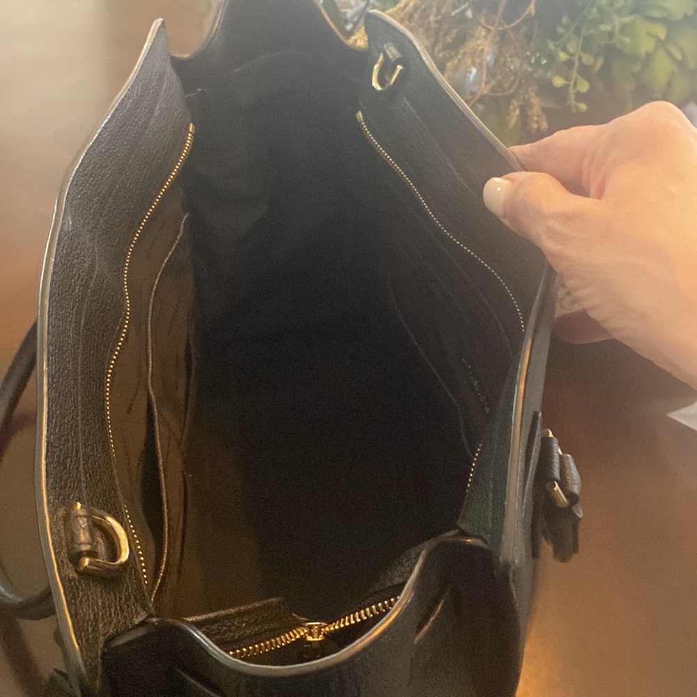 💕Gorgeous Michael Kors Tote/Handbag. Black with gold hardware.💕 - Picture 7 of 9